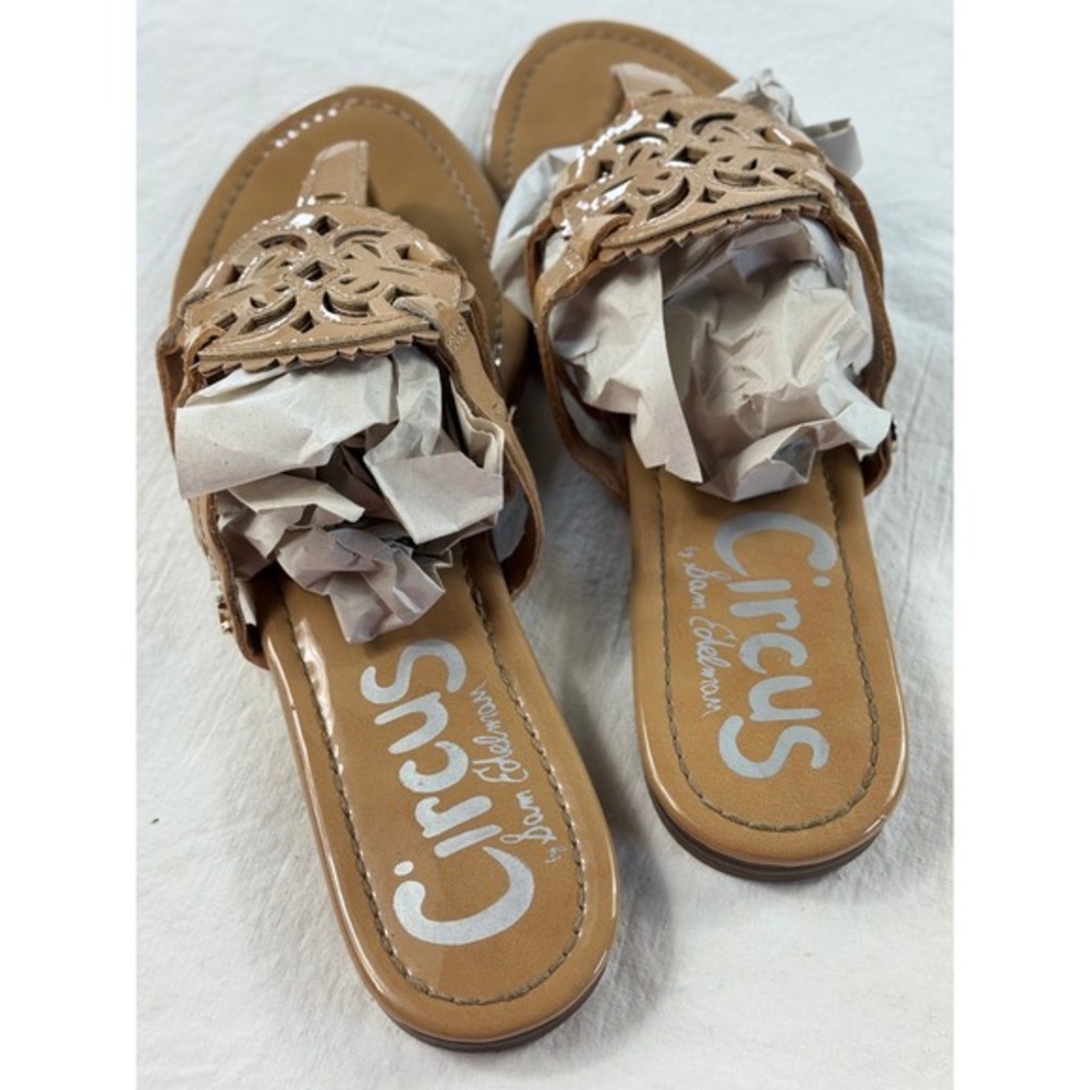 Circus by Sam Edelman Cherry Tan Patent‎ Medallion Thong Flat Sandals Mens 9.5M - Picture 3 of 6